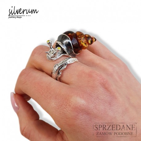 nowoczesny srebrny pierścionek ślimak z bursztynem